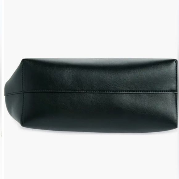 M Frame Leather Shoulder Bag
Mansur Gavriel Color: Black/ Flamma - Picture 6 of 16